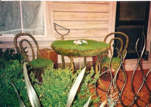 sod table and chair (adorable!!)
